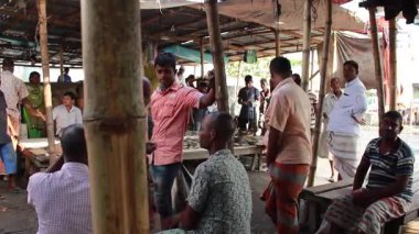 Bangladeş 'in önde gelen şehirlerinden biri olan Rangpur' daki Pouro Bazar pazarında kimliği belirsiz kişiler.