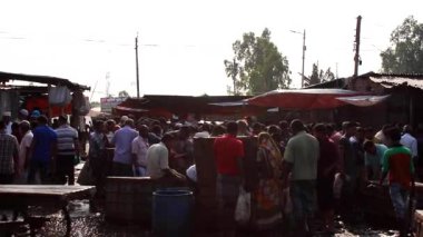 Bangladeş 'in önde gelen şehirlerinden biri olan Rangpur' daki Pouro Bazar pazarında kimliği belirsiz kişiler.