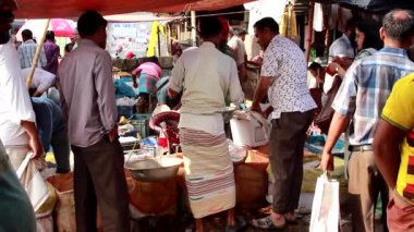 Bangladeş 'in önde gelen şehirlerinden biri olan Rangpur' daki Pouro Bazar pazarında kimliği belirsiz kişiler.