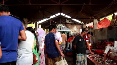 Bangladeş 'in önde gelen şehirlerinden biri olan Rangpur' daki Pouro Bazar pazarında kimliği belirsiz kişiler.