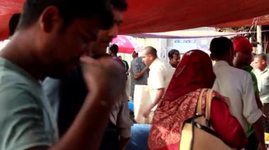Bangladeş 'in önde gelen şehirlerinden biri olan Rangpur' daki Pouro Bazar pazarında kimliği belirsiz kişiler.