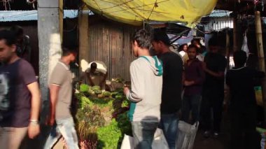 Bangladeş 'in önde gelen şehirlerinden biri olan Rangpur' daki Pouro Bazar pazarında kimliği belirsiz kişiler.