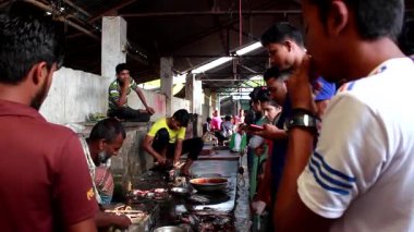 Bangladeş 'in önde gelen şehirlerinden biri olan Rangpur' daki Pouro Bazar pazarında kimliği belirsiz kişiler.