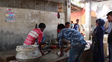 Bangladeş 'in önde gelen şehirlerinden biri olan Rangpur' daki Pouro Bazar pazarında kimliği belirsiz kişiler.