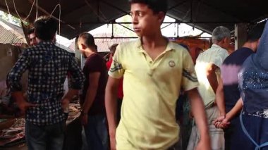 Bangladeş 'in önde gelen şehirlerinden biri olan Rangpur' daki Pouro Bazar pazarında kimliği belirsiz kişiler.