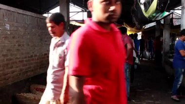 Bangladeş 'in önde gelen şehirlerinden biri olan Rangpur' daki Pouro Bazar pazarında kimliği belirsiz kişiler.