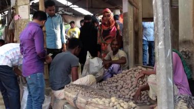 Bangladeş 'in önde gelen şehirlerinden biri olan Rangpur' daki Pouro Bazar pazarında kimliği belirsiz kişiler.