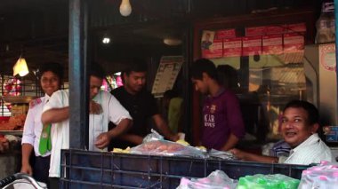 Bangladeş 'in önde gelen şehirlerinden biri olan Rangpur' daki Pouro Bazar pazarında kimliği belirsiz kişiler.