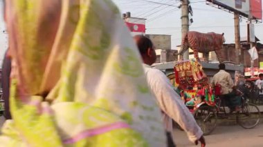 Bangladeş 'in başkenti Dhaka' nın Elaka ilçesinde kimliği belirsiz kişiler ve sokak trafiği