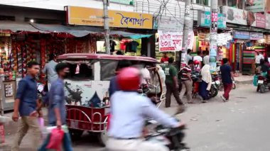 Bangladeş 'in başkenti Dhaka' nın Elaka ilçesinde kimliği belirsiz kişiler ve sokak trafiği