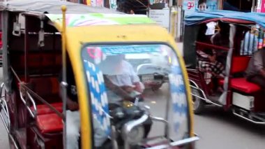 Bangladeş 'in başkenti Dhaka' nın Elaka ilçesinde kimliği belirsiz kişiler ve sokak trafiği