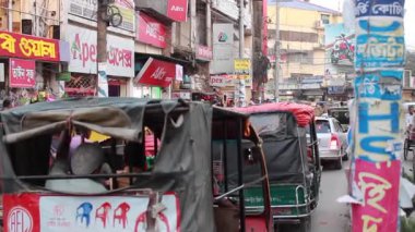 Bangladeş 'in başkenti Dhaka' nın Elaka ilçesinde kimliği belirsiz kişiler ve sokak trafiği