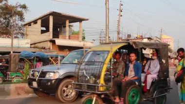 Bangladeş 'in başkenti Dhaka' nın Elaka ilçesinde kimliği belirsiz kişiler ve sokak trafiği