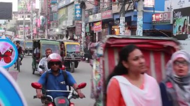 Bangladeş 'in başkenti Dhaka' nın Elaka ilçesinde kimliği belirsiz kişiler ve sokak trafiği