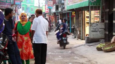 Bangladeş 'in başkenti Dhaka' nın Elaka ilçesinde kimliği belirsiz kişiler ve sokak trafiği