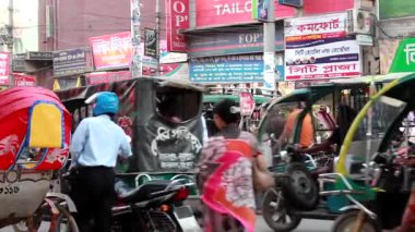 Bangladeş 'in başkenti Dhaka' nın Elaka ilçesinde kimliği belirsiz kişiler ve sokak trafiği