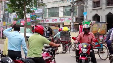 Bangladeş 'in başkenti Dhaka' nın Elaka ilçesinde kimliği belirsiz kişiler ve sokak trafiği