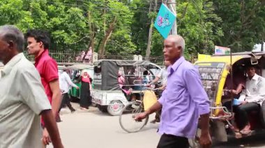 Bangladeş 'in başkenti Dhaka' nın Elaka ilçesinde kimliği belirsiz kişiler ve sokak trafiği