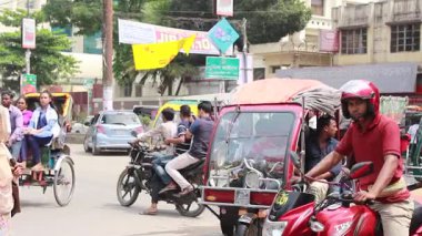 Bangladeş 'in başkenti Dhaka' nın Elaka ilçesinde kimliği belirsiz kişiler ve sokak trafiği