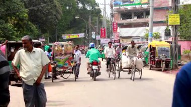 Bangladeş 'in başkenti Dhaka' nın Elaka ilçesinde kimliği belirsiz kişiler ve sokak trafiği
