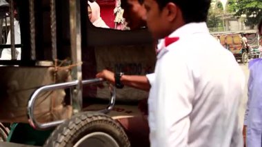 Bangladeş 'in başkenti Dhaka' nın Elaka ilçesinde kimliği belirsiz kişiler ve sokak trafiği