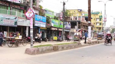 Bangladeş 'in önde gelen şehirlerinden biri olan Payra Chattar, Rangpur' daki kimliği belirsiz insanlar ve sokak trafiği, yaklaşık Eylül 2021 'de