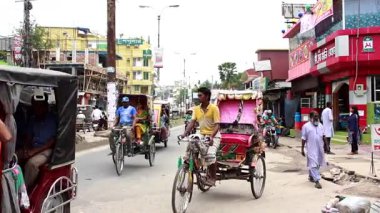 Bangladeş 'in önde gelen şehirlerinden biri olan Payra Chattar, Rangpur' daki kimliği belirsiz insanlar ve sokak trafiği, yaklaşık Eylül 2021 'de