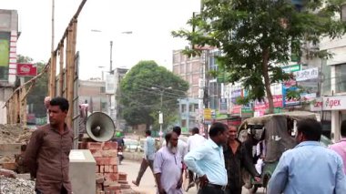 Bangladeş 'in başkenti Dhaka' nın Elaka ilçesinde kimliği belirsiz kişiler ve sokak trafiği