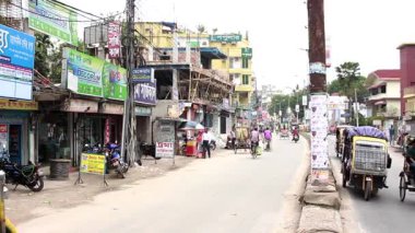 Bangladeş 'in önde gelen şehirlerinden biri olan Payra Chattar, Rangpur' daki kimliği belirsiz insanlar ve sokak trafiği, yaklaşık Eylül 2021 'de