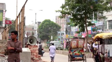 Bangladeş 'in başkenti Dhaka' nın Elaka ilçesinde kimliği belirsiz kişiler ve sokak trafiği