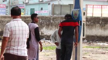 Bangladeş 'in başkenti Dhaka' nın Elaka ilçesindeki kimliği belirsiz erkekler, yaklaşık Eylül 2021.