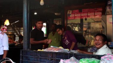 Bangladeş 'in önde gelen şehirlerinden biri olan Rangpur' daki Pouro Bazar pazarında kimliği belirsiz kişiler.