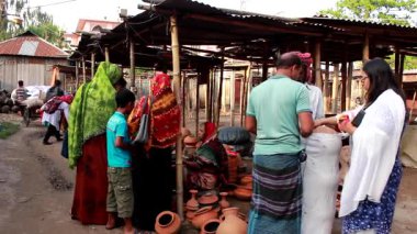 Bangladeş 'in önde gelen şehirlerinden biri olan Rangpur' daki Pouro Bazar pazarında kimliği belirsiz kişiler.