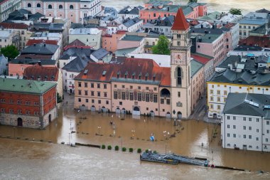 PASSAU - 5 Haziran 2024: Haziran 2024 'teki büyük sel felaketinde tarihi Passau kasabasının havadan görünüşü, Almanya' nın Bavyera kenti