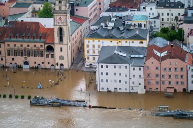PASSAU - 5 Haziran 2024: Haziran 2024 'teki büyük sel felaketinde tarihi Passau kasabasının havadan görünüşü, Almanya' nın Bavyera kenti