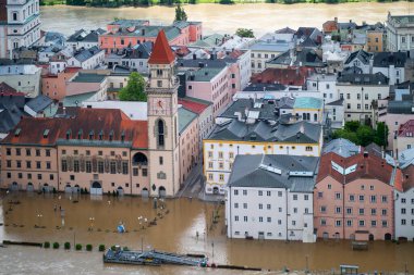 PASSAU - 5 Haziran 2024: Haziran 2024 'teki büyük sel felaketinde tarihi Passau kasabasının havadan görünüşü, Almanya' nın Bavyera kenti