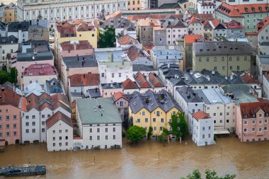 PASSAU - 5 Haziran 2024: Haziran 2024 'teki büyük sel felaketinde tarihi Passau kasabasının havadan görünüşü, Almanya' nın Bavyera kenti