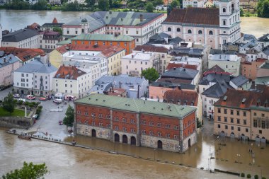 PASSAU - 5 Haziran 2024: Haziran 2024 'teki büyük sel felaketinde tarihi Passau kasabasının havadan görünüşü, Almanya' nın Bavyera kenti