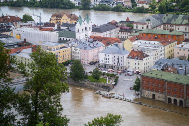 PASSAU - 5 Haziran 2024: Haziran 2024 'teki büyük sel felaketinde tarihi Passau kasabasının havadan görünüşü, Almanya' nın Bavyera kenti