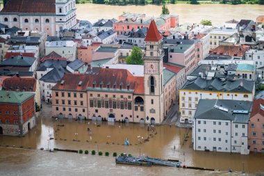 PASSAU - 5 Haziran 2024: Haziran 2024 'teki büyük sel felaketinde tarihi Passau kasabasının havadan görünüşü, Almanya' nın Bavyera kenti