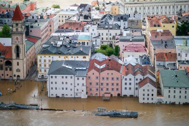 PASSAU - 5 Haziran 2024: Haziran 2024 'teki büyük sel felaketinde tarihi Passau kasabasının havadan görünüşü, Almanya' nın Bavyera kenti