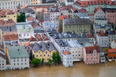 PASSAU - 5 Haziran 2024: Haziran 2024 'teki büyük sel felaketinde tarihi Passau kasabasının havadan görünüşü, Almanya' nın Bavyera kenti