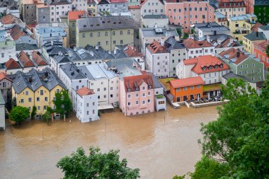 PASSAU - 5 Haziran 2024: Haziran 2024 'teki büyük sel felaketinde tarihi Passau kasabasının havadan görünüşü, Almanya' nın Bavyera kenti