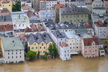 PASSAU - 5 Haziran 2024: Haziran 2024 'teki büyük sel felaketinde tarihi Passau kasabasının havadan görünüşü, Almanya' nın Bavyera kenti