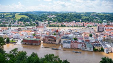 PASSAU - 5 Haziran 2024: Haziran 2024 'teki büyük sel felaketinde tarihi Passau kasabasının havadan görünüşü, Almanya' nın Bavyera kenti