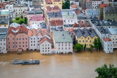 PASSAU - 5 Haziran 2024: Haziran 2024 'teki büyük sel felaketinde tarihi Passau kasabasının havadan görünüşü, Almanya' nın Bavyera kenti
