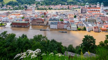 PASSAU - 5 Haziran 2024: Haziran 2024 'teki büyük sel felaketinde tarihi Passau kasabasının havadan görünüşü, Almanya' nın Bavyera kenti