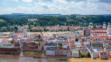PASSAU - 5 Haziran 2024: Haziran 2024 'teki büyük sel felaketinde tarihi Passau kasabasının havadan görünüşü, Almanya' nın Bavyera kenti