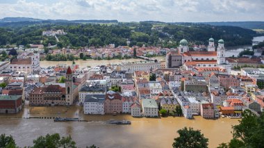 PASSAU - 5 Haziran 2024: Haziran 2024 'teki büyük sel felaketinde tarihi Passau kasabasının havadan görünüşü, Almanya' nın Bavyera kenti