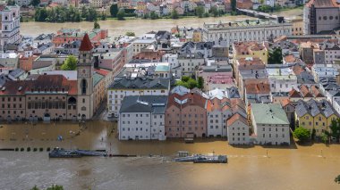 PASSAU - 5 Haziran 2024: Haziran 2024 'teki büyük sel felaketinde tarihi Passau kasabasının havadan görünüşü, Almanya' nın Bavyera kenti